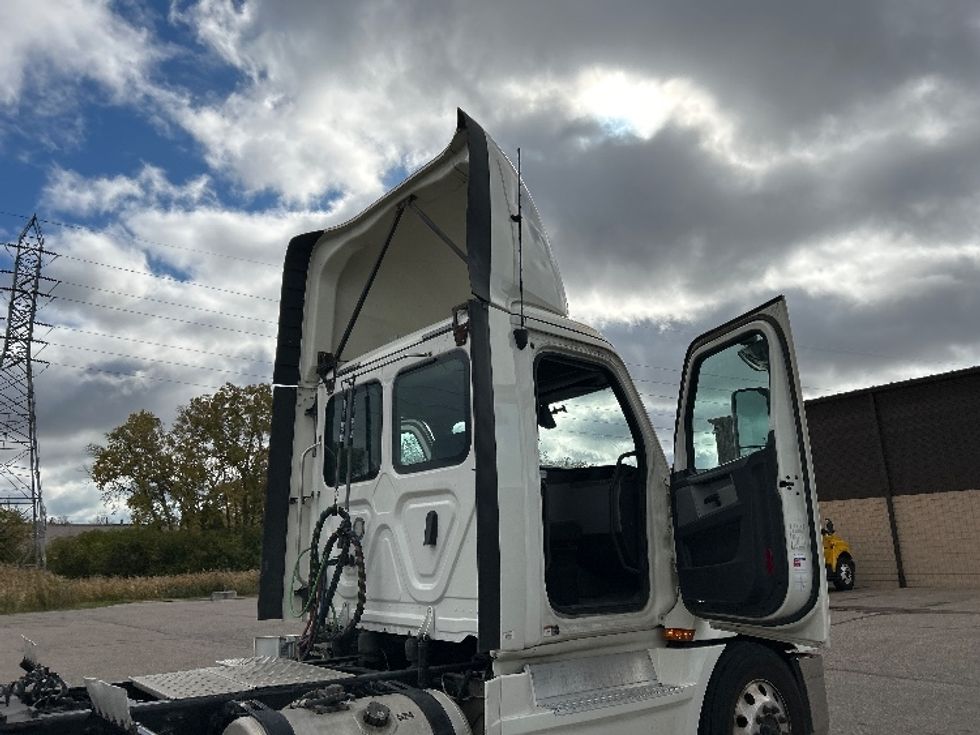 Day Cab Tractor-Heavy Duty Tractors-Freightliner-2019-T12664ST-Warren-MI-478,322\n\t\tmiles-$ 38,500 - Image 12