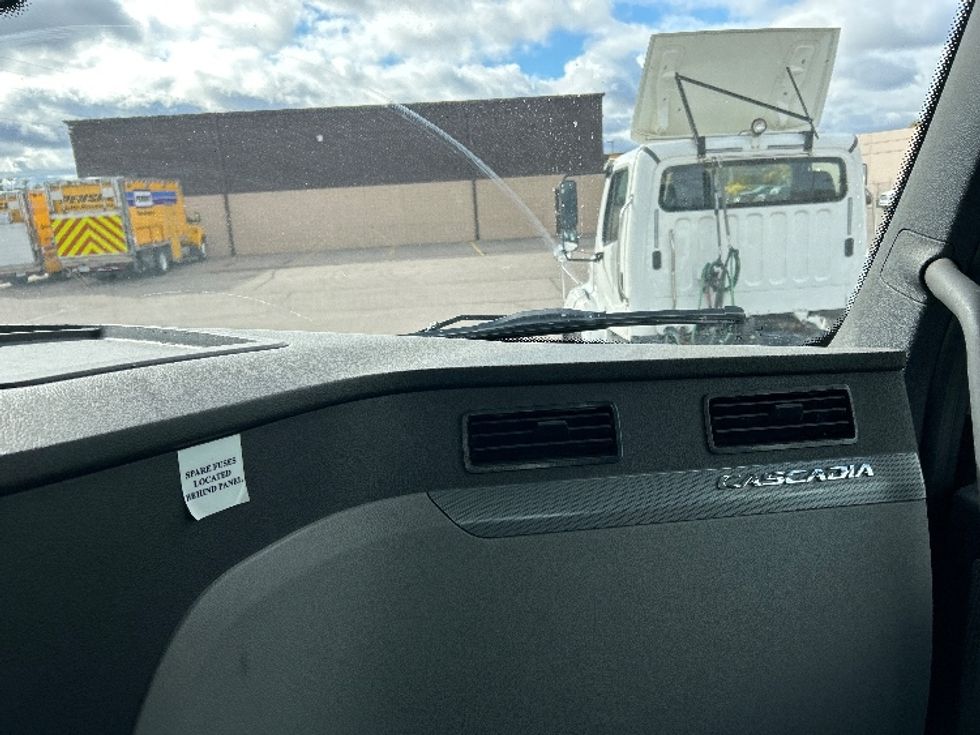 Day Cab Tractor-Heavy Duty Tractors-Freightliner-2019-T12664ST-Warren-MI-478,322\n\t\tmiles-$ 38,500 - Image 13