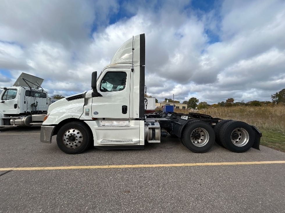 Day Cab Tractor-Heavy Duty Tractors-Freightliner-2019-T12664ST-Warren-MI-478,322\n\t\tmiles-$ 38,500 - Image 4