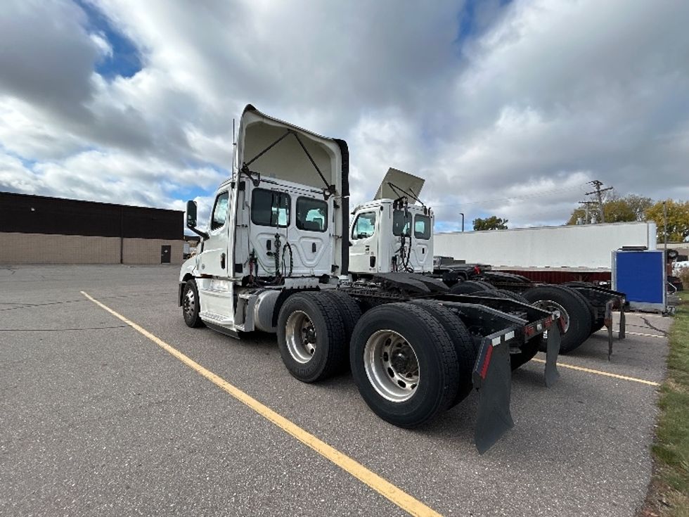 Day Cab Tractor-Heavy Duty Tractors-Freightliner-2019-T12664ST-Warren-MI-478,322\n\t\tmiles-$ 38,500 - Image 5