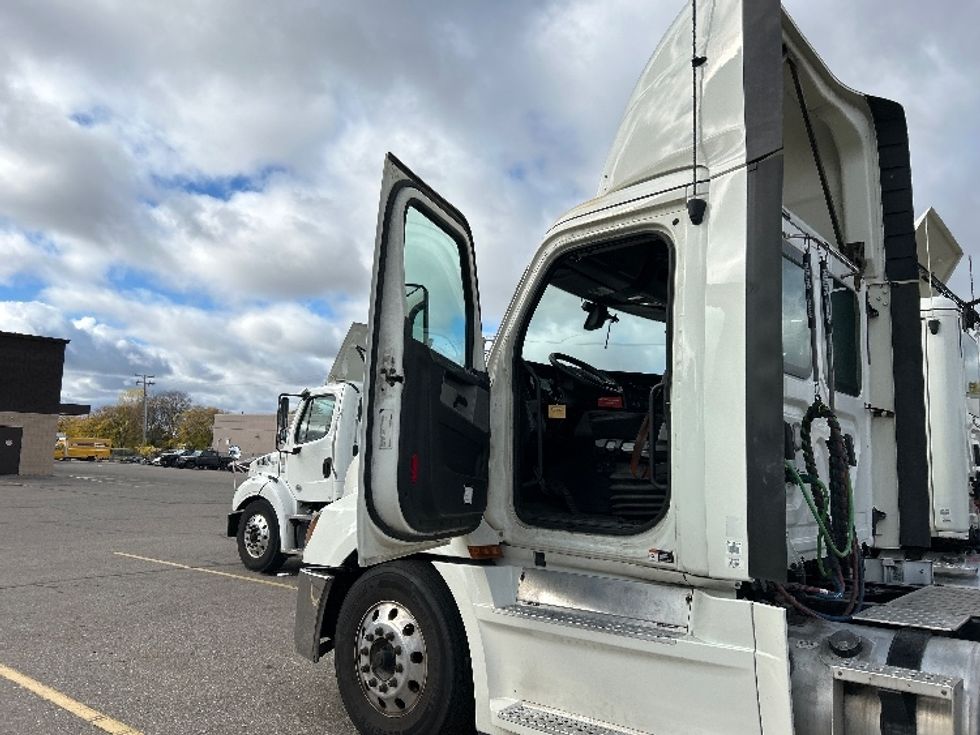 Day Cab Tractor-Heavy Duty Tractors-Freightliner-2019-T12664ST-Warren-MI-478,322\n\t\tmiles-$ 38,500 - Image 9
