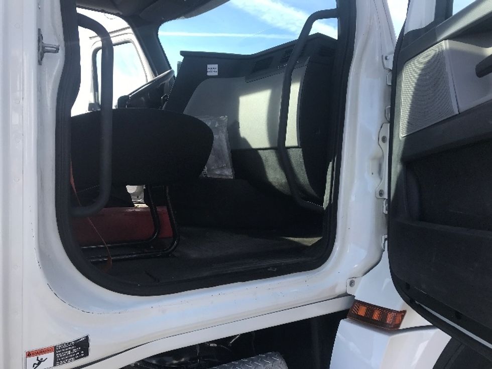 Day Cab Tractor-Heavy Duty Tractors-Freightliner-2019-T12664ST-Watertown-NY-362,489\n\t\tmiles-$ 46,250 - Image 12