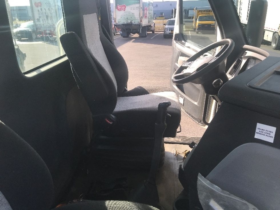 Day Cab Tractor-Heavy Duty Tractors-Freightliner-2019-T12664ST-Watertown-NY-362,489\n\t\tmiles-$ 46,250 - Image 14