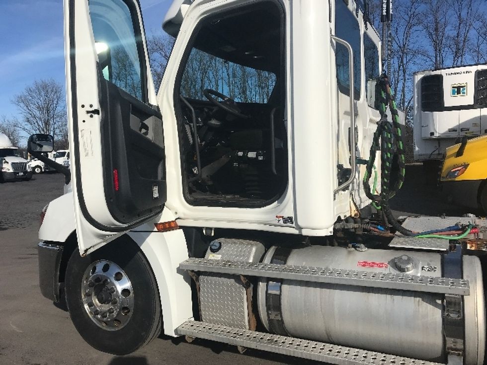 Day Cab Tractor-Heavy Duty Tractors-Freightliner-2019-T12664ST-Watertown-NY-362,489\n\t\tmiles-$ 46,250 - Image 9