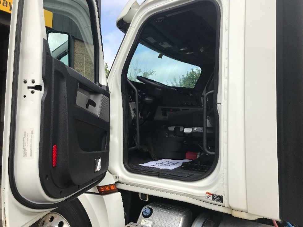 Day Cab Tractor-Heavy Duty Tractors-Freightliner-2019-T12664ST-Watertown-NY-396,113\n\t\tmiles-$ 51,500 - Image 10