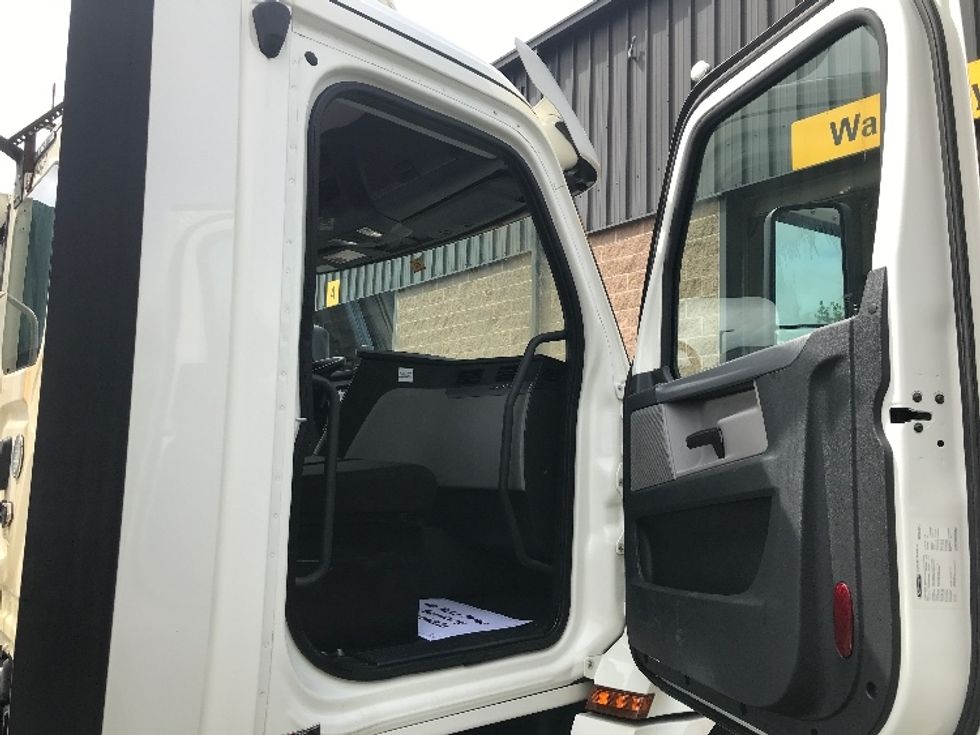 Day Cab Tractor-Heavy Duty Tractors-Freightliner-2019-T12664ST-Watertown-NY-396,113\n\t\tmiles-$ 51,500 - Image 12