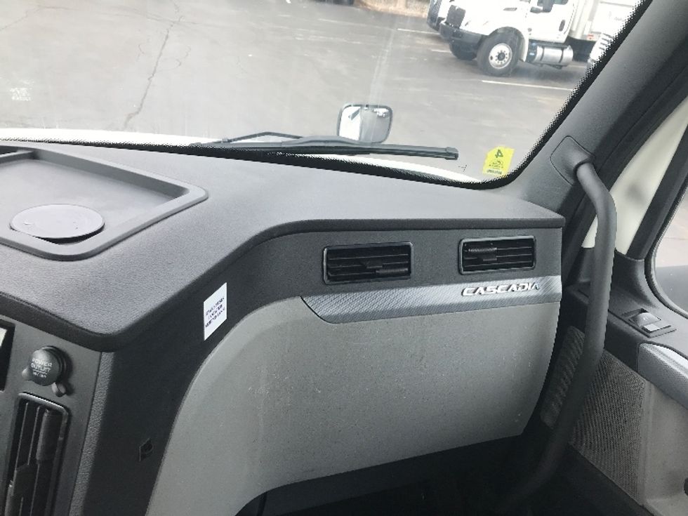 Day Cab Tractor-Heavy Duty Tractors-Freightliner-2019-T12664ST-Watertown-NY-396,113\n\t\tmiles-$ 51,500 - Image 13