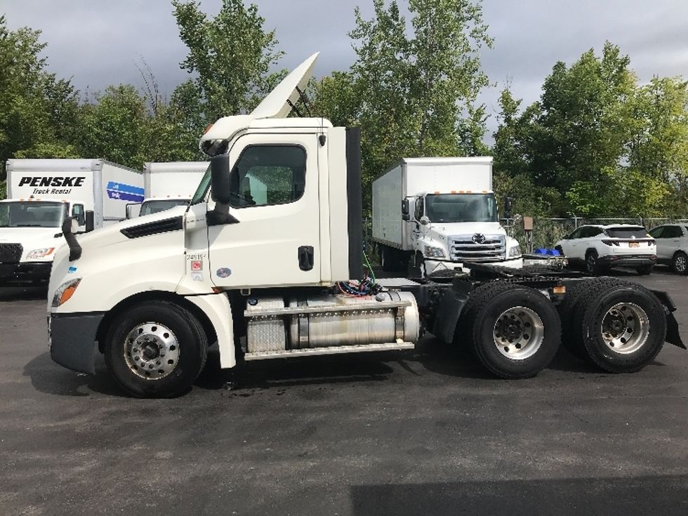 Day Cab Tractor-Heavy Duty Tractors-Freightliner-2019-T12664ST-Watertown-NY-396,113\n\t\tmiles-$ 51,500 - Image 4