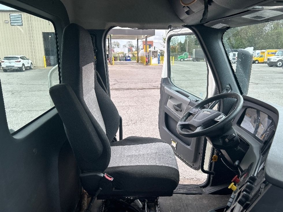 Day Cab Tractor-Heavy Duty Tractors-Freightliner-2019-T12664ST-Watertown-NY-490,782\n\t\tmiles-$ 36,250 - Image 14