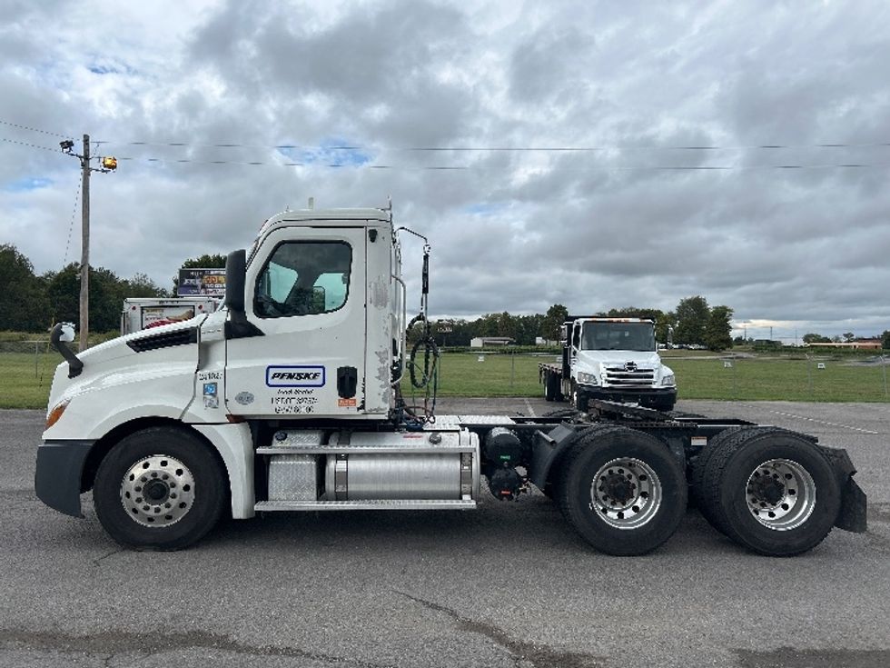 Day Cab Tractor-Heavy Duty Tractors-Freightliner-2019-T12664ST-Watertown-NY-490,782\n\t\tmiles-$ 36,250 - Image 4