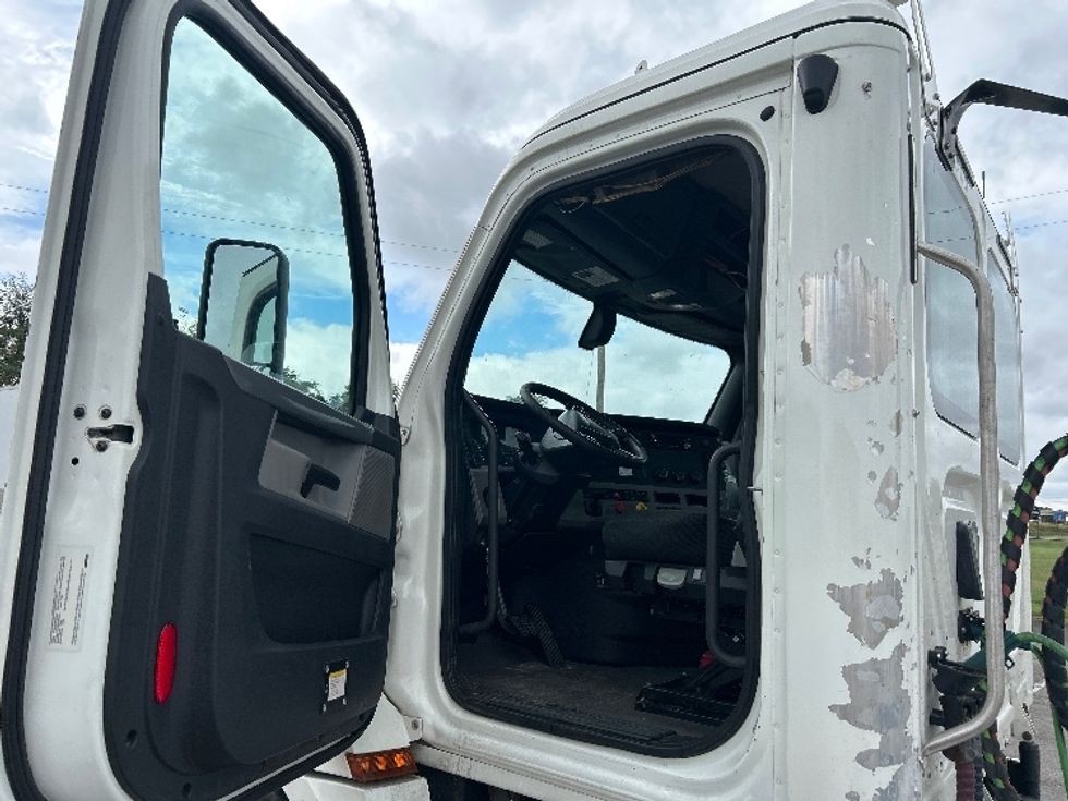 Day Cab Tractor-Heavy Duty Tractors-Freightliner-2019-T12664ST-Watertown-NY-490,782\n\t\tmiles-$ 36,250 - Image 9