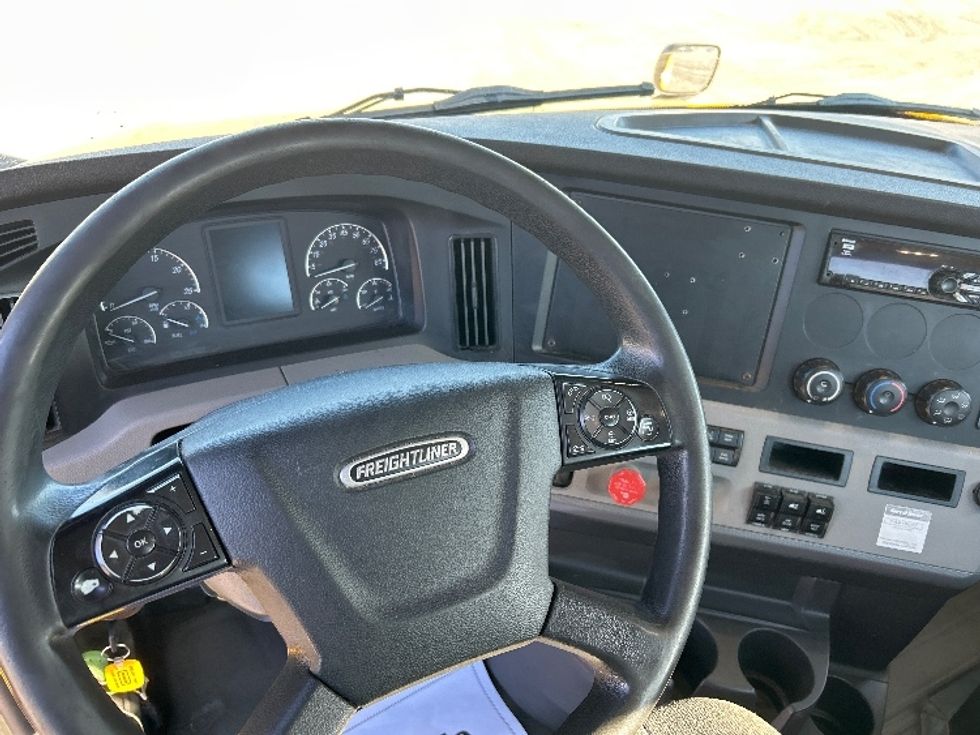 Day Cab Tractor-Heavy Duty Tractors-Freightliner-2019-T12664ST-Waterville-ME-552,991\n\t\tmiles-$ 28,000 - Image 11