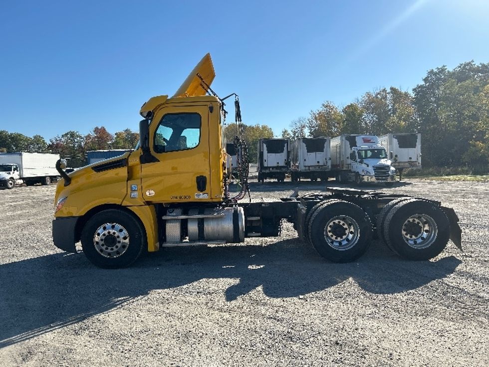 Day Cab Tractor-Heavy Duty Tractors-Freightliner-2019-T12664ST-Waterville-ME-552,991\n\t\tmiles-$ 28,000 - Image 4