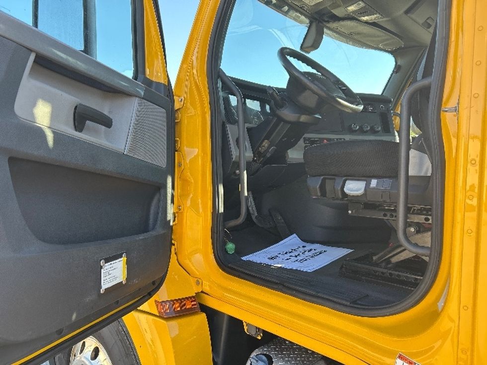 Day Cab Tractor-Heavy Duty Tractors-Freightliner-2019-T12664ST-Waterville-ME-552,991\n\t\tmiles-$ 28,000 - Image 9