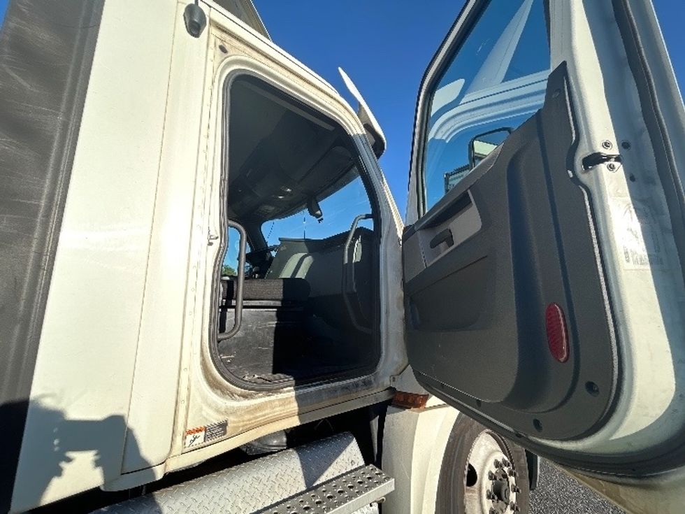 Day Cab Tractor-Heavy Duty Tractors-Freightliner-2019-T12664ST-West Columbia-SC-346,092\n\t\tmiles-$ 48,000 - Image 12