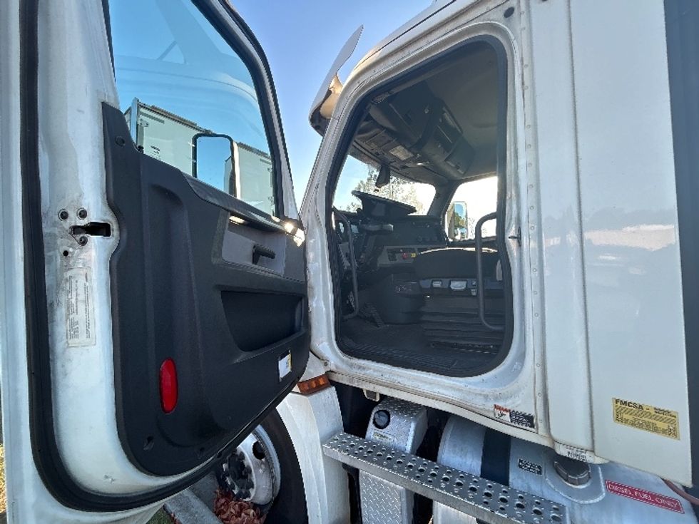 Day Cab Tractor-Heavy Duty Tractors-Freightliner-2019-T12664ST-West Columbia-SC-346,092\n\t\tmiles-$ 48,000 - Image 9