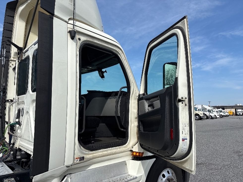 Day Cab Tractor-Heavy Duty Tractors-Freightliner-2019-T12664ST-West Columbia-SC-538,511\n\t\tmiles-$ 39,000 - Image 12