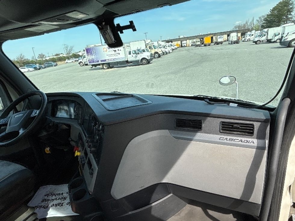 Day Cab Tractor-Heavy Duty Tractors-Freightliner-2019-T12664ST-West Columbia-SC-538,511\n\t\tmiles-$ 39,000 - Image 13