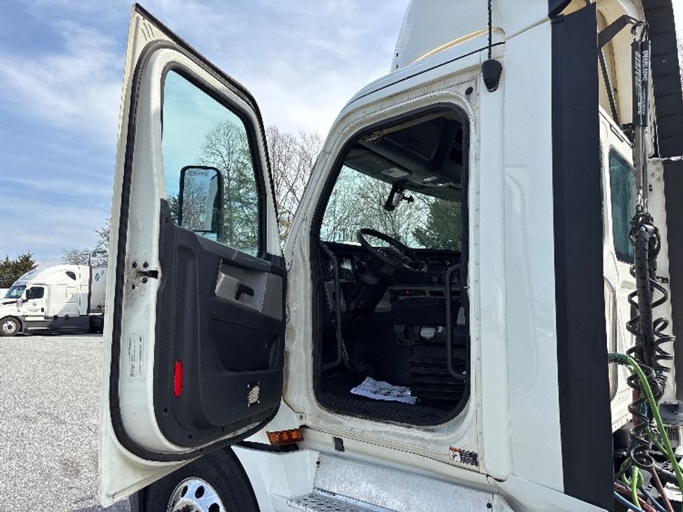 Day Cab Tractor-Heavy Duty Tractors-Freightliner-2019-T12664ST-West Columbia-SC-538,511\n\t\tmiles-$ 39,000 - Image 9