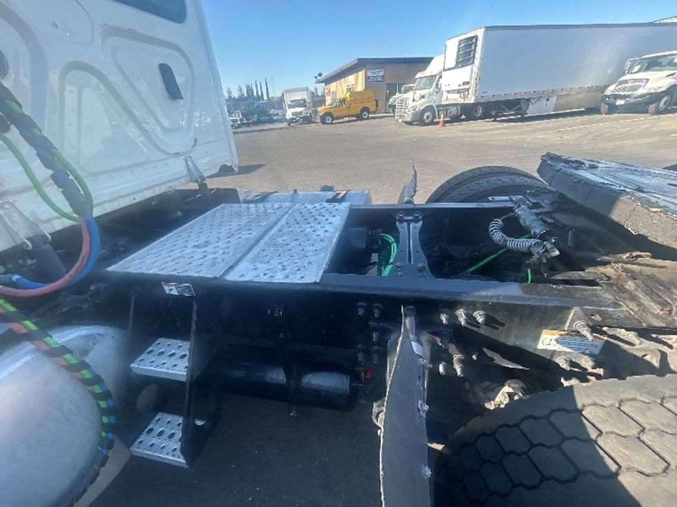 Day Cab Tractor-Heavy Duty Tractors-Freightliner-2019-T12664ST-West Sacramento-CA-188,332\n\t\tmiles-$ 60,500 - Image 17