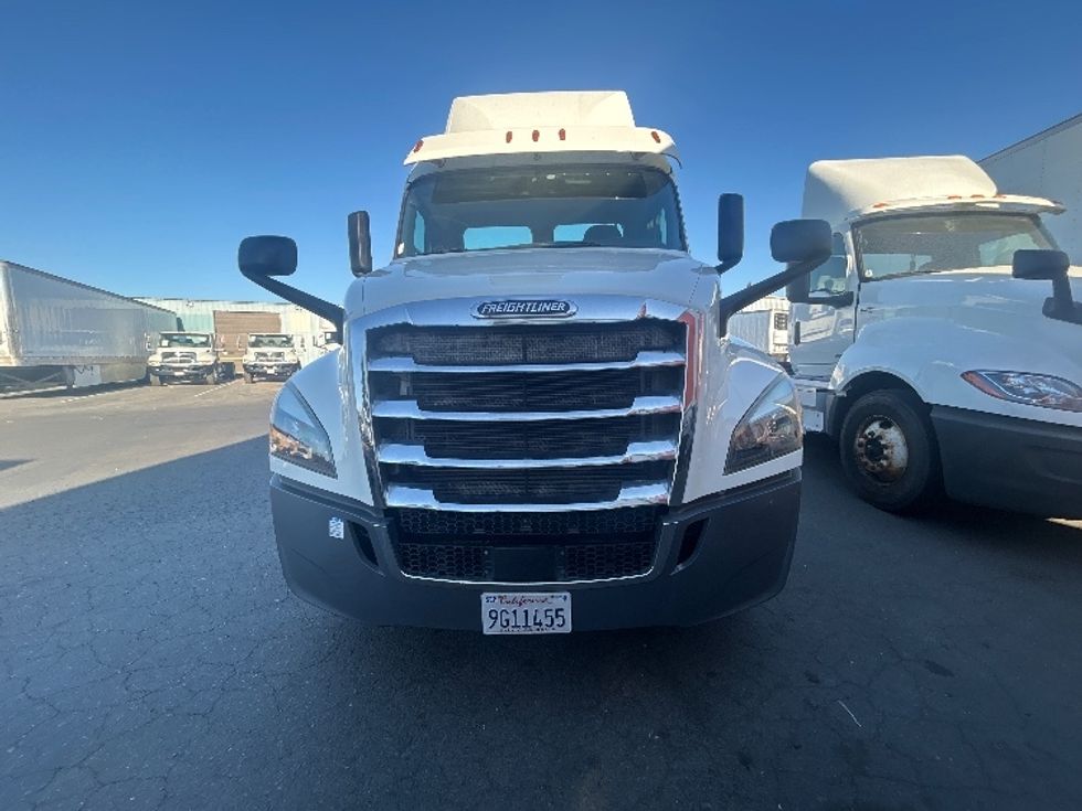 2019 Freightliner Cascadia 126" Day cab photo 2