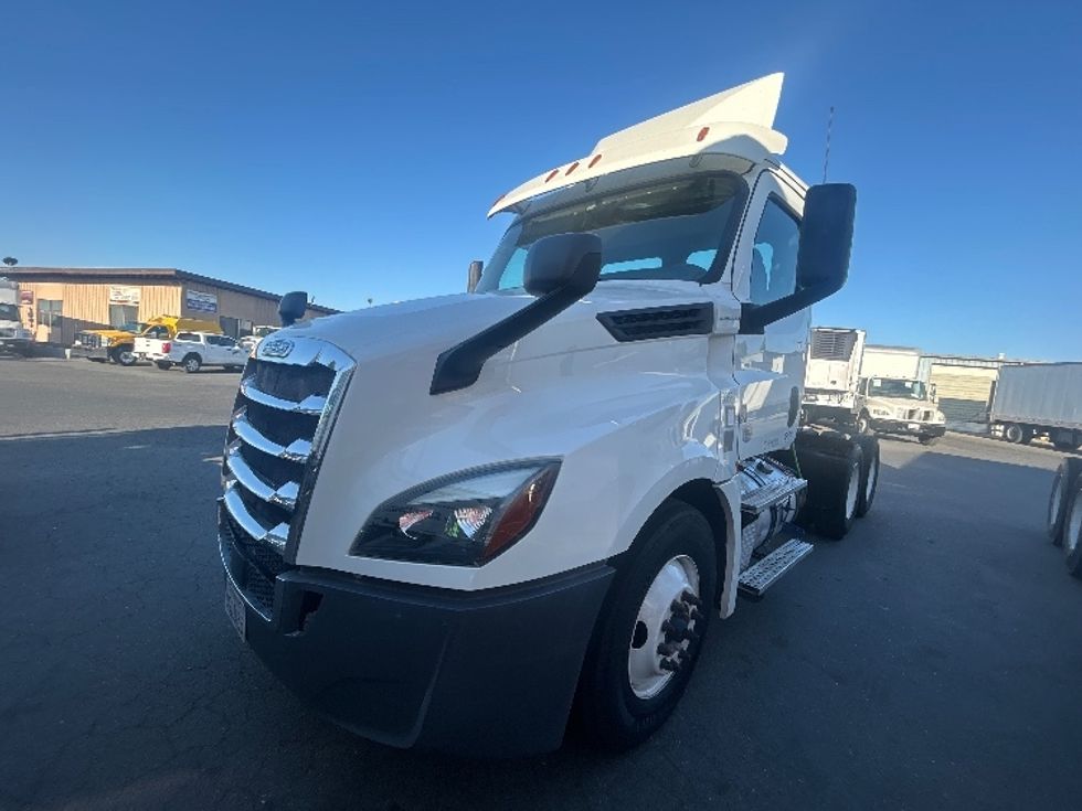 2019 Freightliner Cascadia 126" Day cab photo 3