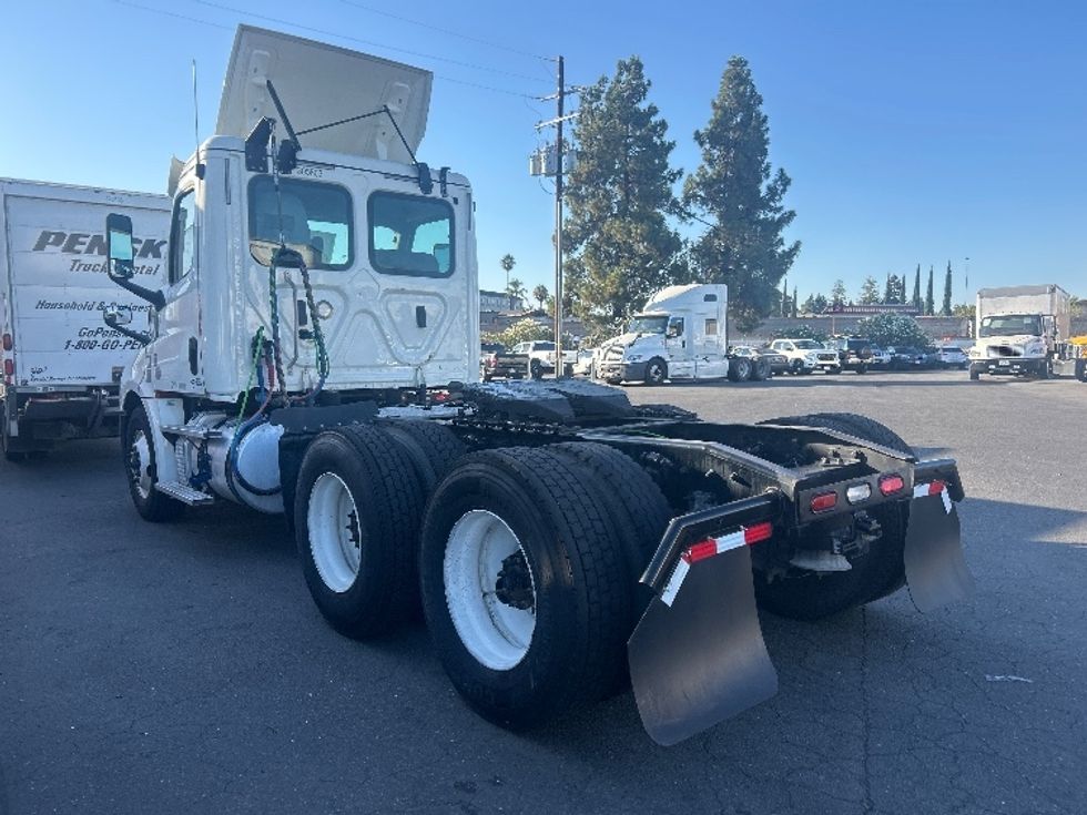 Day Cab Tractor-Heavy Duty Tractors-Freightliner-2019-T12664ST-West Sacramento-CA-188,332\n\t\tmiles-$ 60,500 - Image 5
