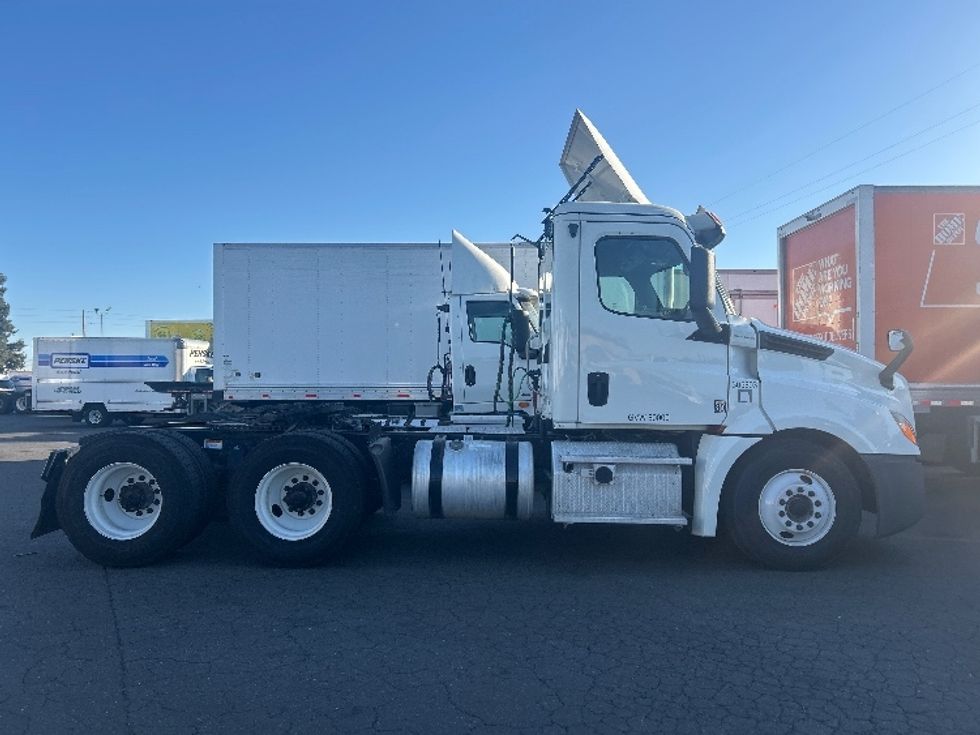 Day Cab Tractor-Heavy Duty Tractors-Freightliner-2019-T12664ST-West Sacramento-CA-188,332\n\t\tmiles-$ 60,500 - Image 8