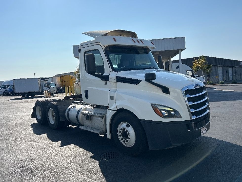 Day Cab Tractor-Heavy Duty Tractors-Freightliner-2019-T12664ST-West Sacramento-CA-295,899\n\t\tmiles-$ 53,750 - Image 1
