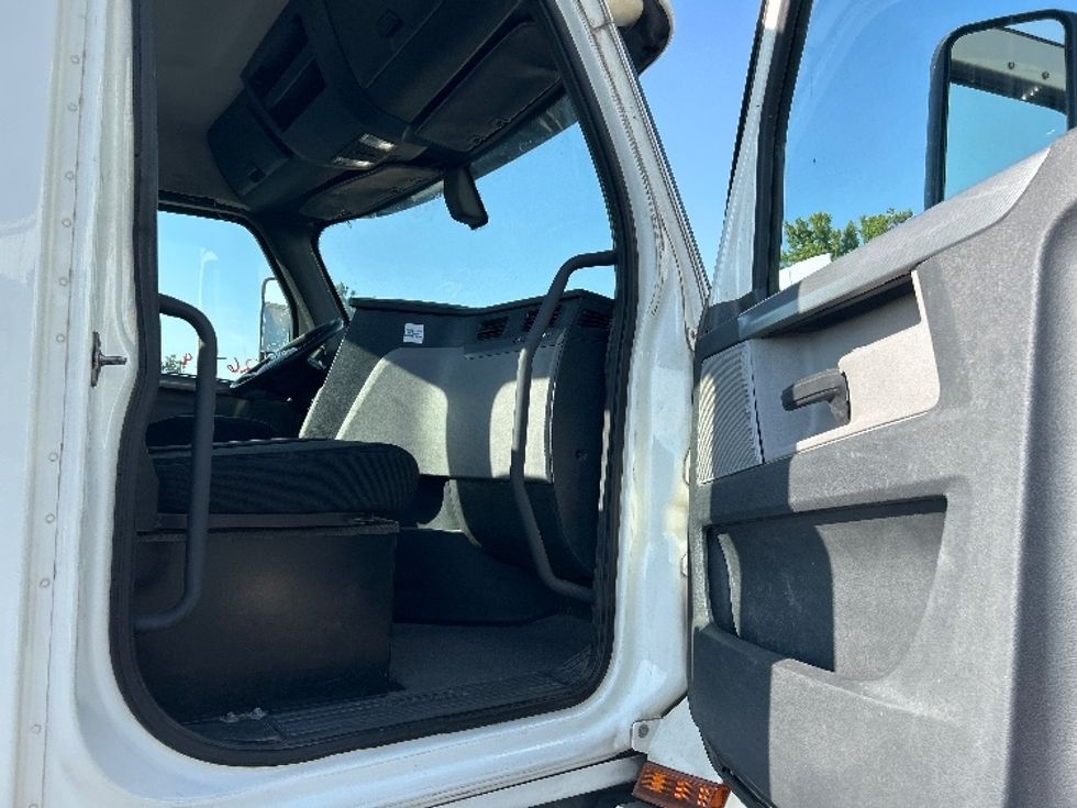 Day Cab Tractor-Heavy Duty Tractors-Freightliner-2019-T12664ST-West Sacramento-CA-295,899\n\t\tmiles-$ 53,750 - Image 12