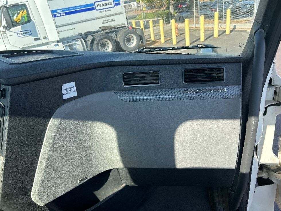 Day Cab Tractor-Heavy Duty Tractors-Freightliner-2019-T12664ST-West Sacramento-CA-295,899\n\t\tmiles-$ 53,750 - Image 13