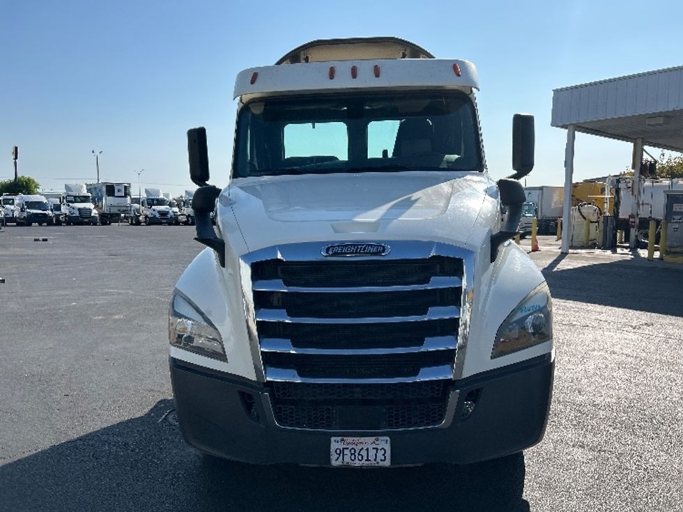 Day Cab Tractor-Heavy Duty Tractors-Freightliner-2019-T12664ST-West Sacramento-CA-295,899\n\t\tmiles-$ 53,750 - Image 2