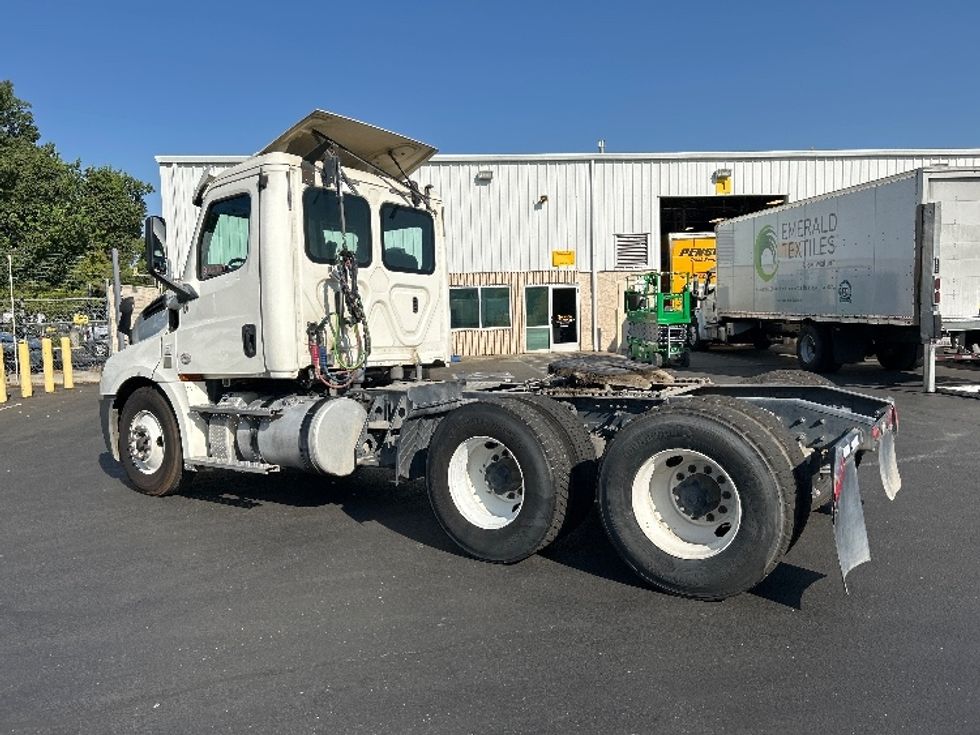 Day Cab Tractor-Heavy Duty Tractors-Freightliner-2019-T12664ST-West Sacramento-CA-295,899\n\t\tmiles-$ 53,750 - Image 5