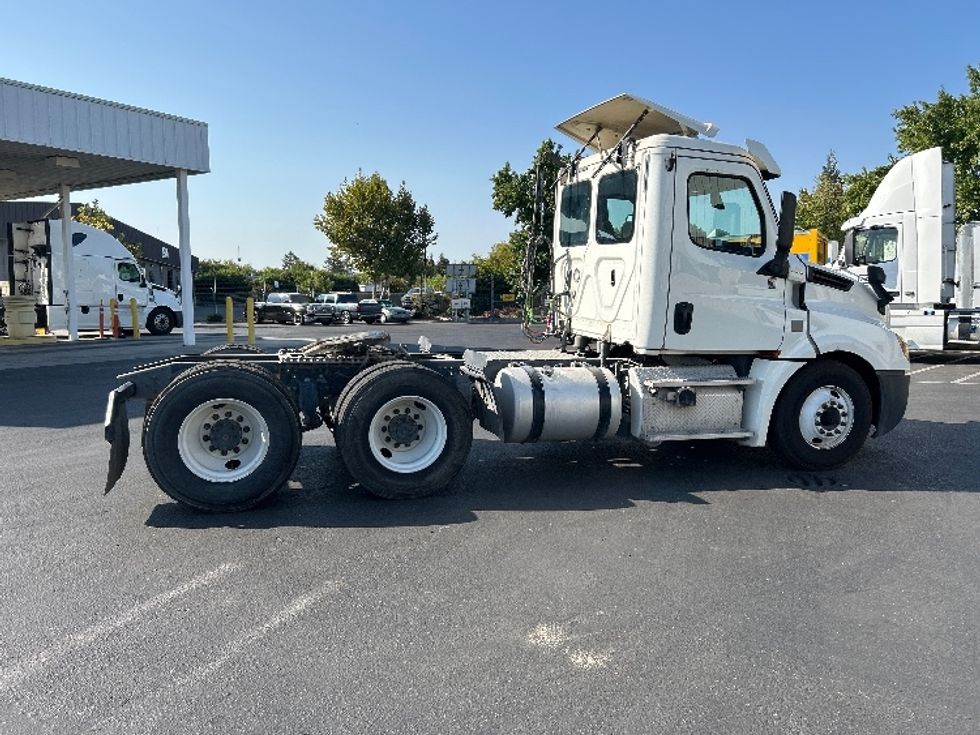 Day Cab Tractor-Heavy Duty Tractors-Freightliner-2019-T12664ST-West Sacramento-CA-295,899\n\t\tmiles-$ 53,750 - Image 8