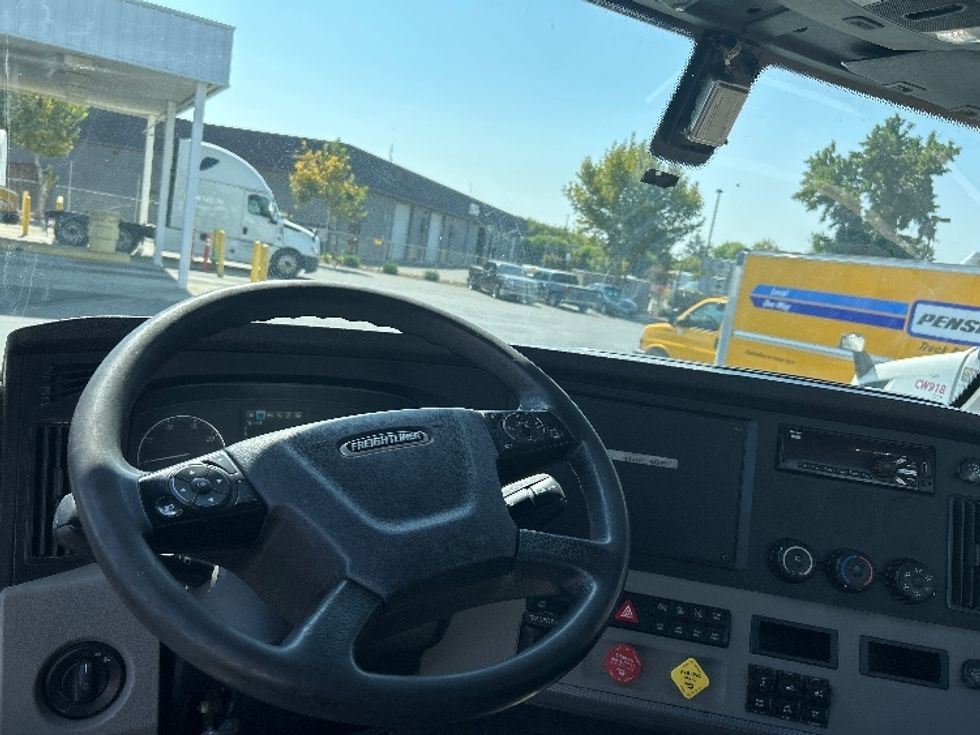 Day Cab Tractor-Heavy Duty Tractors-Freightliner-2019-T12664ST-West Sacramento-CA-304,087\n\t\tmiles-$ 53,250 - Image 11