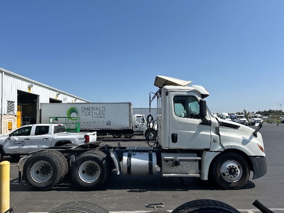 Day Cab Tractor-Heavy Duty Tractors-Freightliner-2019-T12664ST-West Sacramento-CA-304,087\n\t\tmiles-$ 53,250 - Image 8