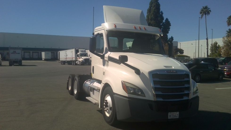 Day Cab Tractor-Heavy Duty Tractors-Freightliner-2019-T12664ST-West Sacramento-CA-305,856\n\t\tmiles-$ 50,750 - Image 1