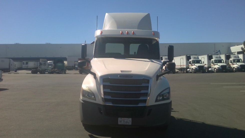 Day Cab Tractor-Heavy Duty Tractors-Freightliner-2019-T12664ST-West Sacramento-CA-305,856\n\t\tmiles-$ 50,750 - Image 2