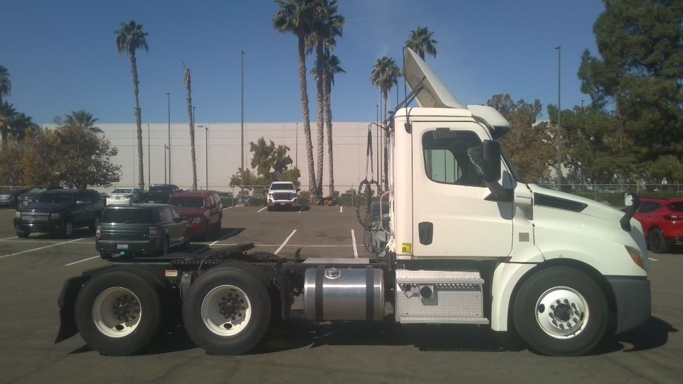 Day Cab Tractor-Heavy Duty Tractors-Freightliner-2019-T12664ST-West Sacramento-CA-305,856\n\t\tmiles-$ 50,750 - Image 8