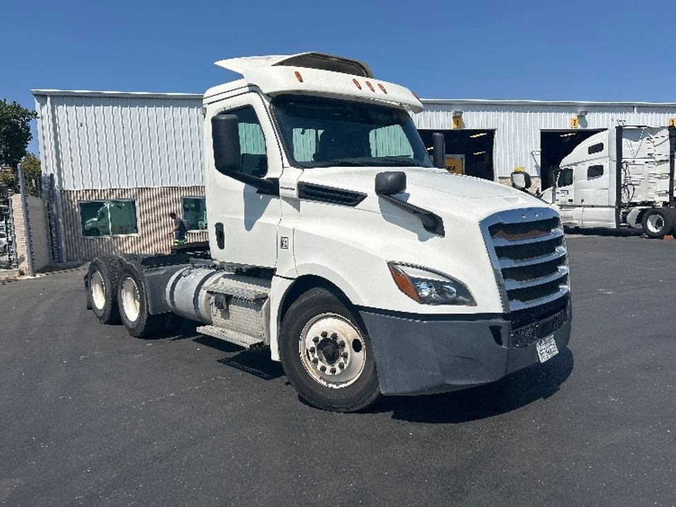 Day Cab Tractor-Heavy Duty Tractors-Freightliner-2019-T12664ST-West Sacramento-CA-341,346\n\t\tmiles-$ 51,250 - Image 1