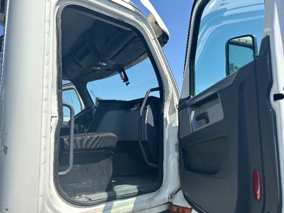 Day Cab Tractor-Heavy Duty Tractors-Freightliner-2019-T12664ST-West Sacramento-CA-341,346\n\t\tmiles-$ 51,250 - Image 12