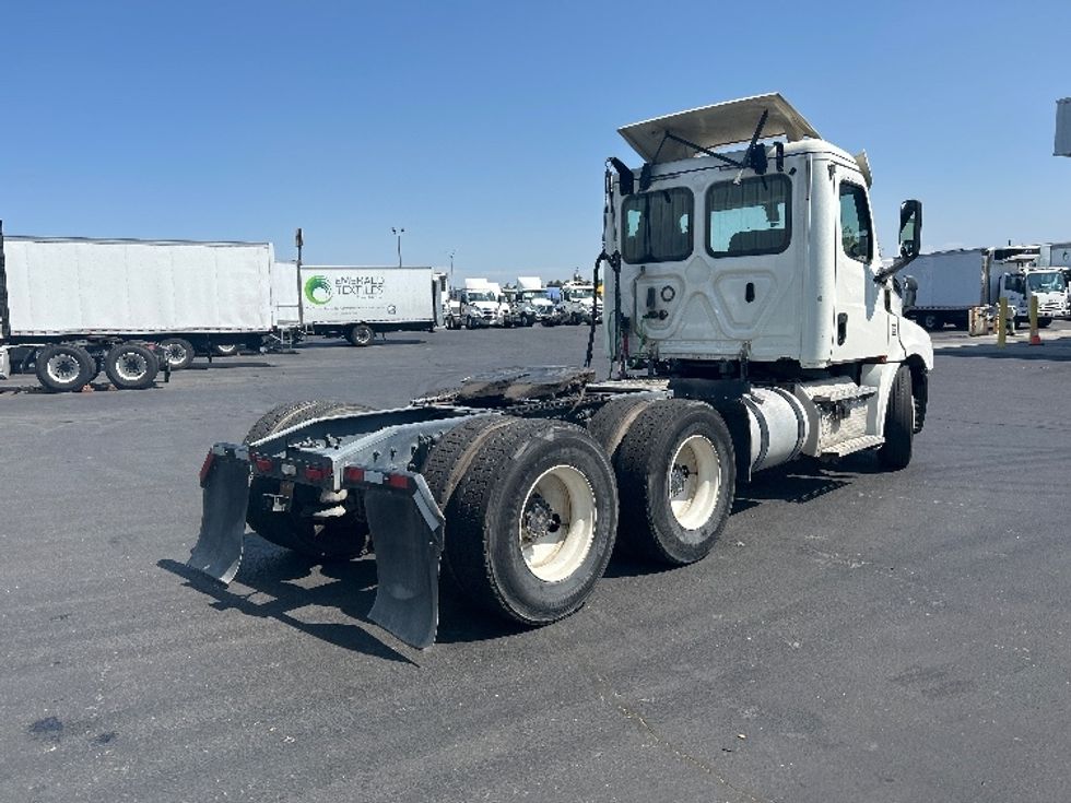 Day Cab Tractor-Heavy Duty Tractors-Freightliner-2019-T12664ST-West Sacramento-CA-341,346\n\t\tmiles-$ 51,250 - Image 7
