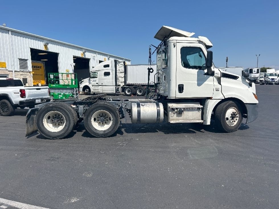 Day Cab Tractor-Heavy Duty Tractors-Freightliner-2019-T12664ST-West Sacramento-CA-341,346\n\t\tmiles-$ 51,250 - Image 8