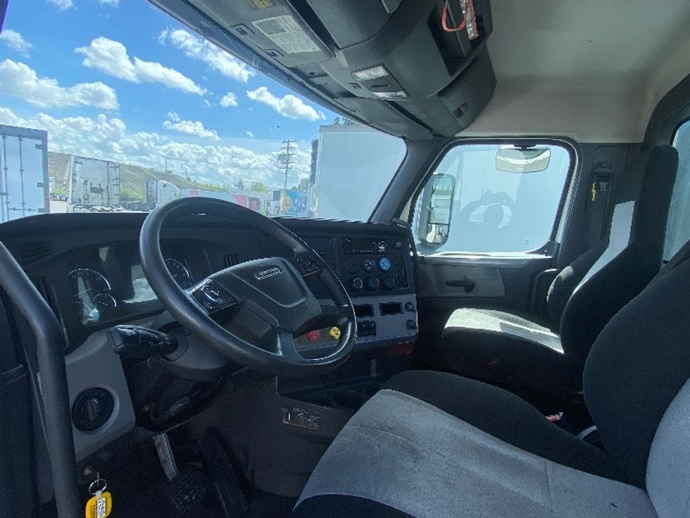 Day Cab Tractor-Heavy Duty Tractors-Freightliner-2019-T12664ST-West Sacramento-CA-343,927\n\t\tmiles-$ 58,750 - Image 10