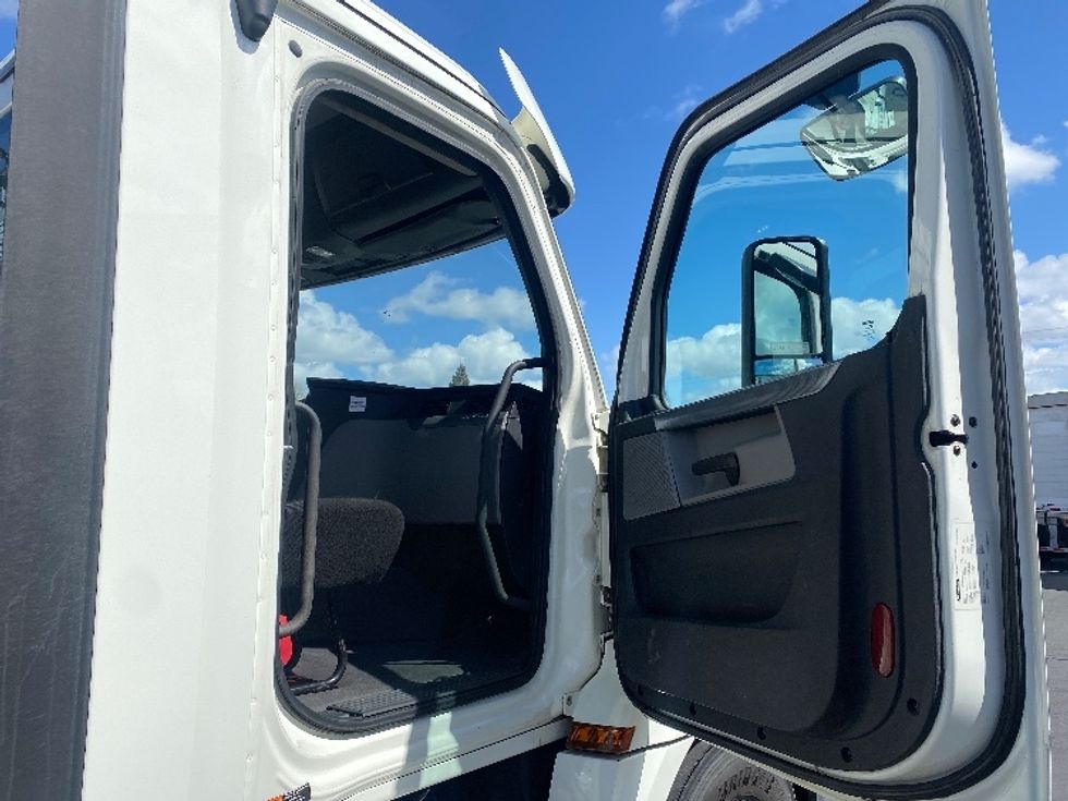 Day Cab Tractor-Heavy Duty Tractors-Freightliner-2019-T12664ST-West Sacramento-CA-343,927\n\t\tmiles-$ 58,750 - Image 12