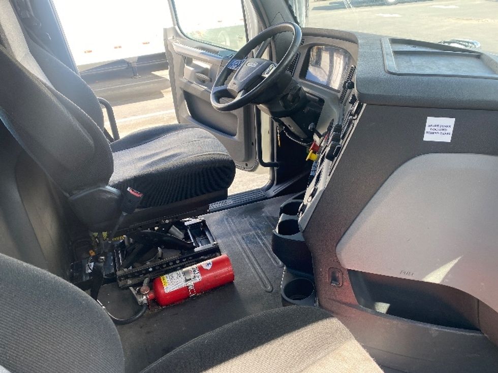 Day Cab Tractor-Heavy Duty Tractors-Freightliner-2019-T12664ST-West Sacramento-CA-343,927\n\t\tmiles-$ 58,750 - Image 14