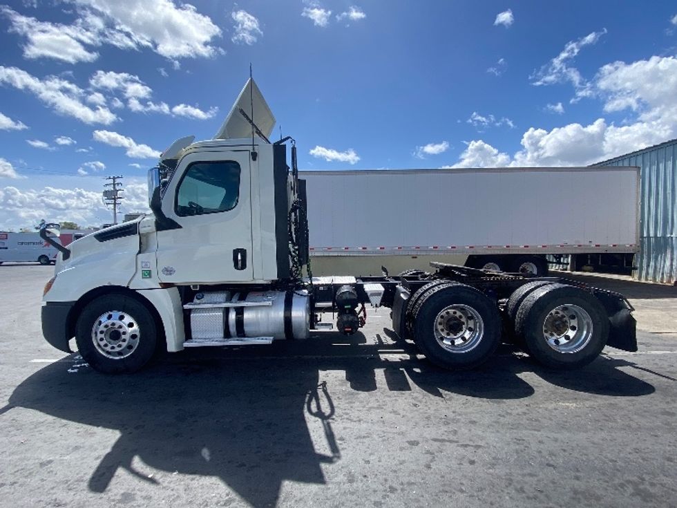 Day Cab Tractor-Heavy Duty Tractors-Freightliner-2019-T12664ST-West Sacramento-CA-343,927\n\t\tmiles-$ 58,750 - Image 4