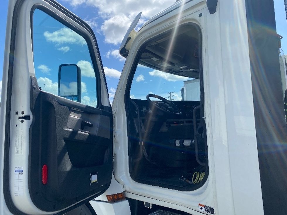 Day Cab Tractor-Heavy Duty Tractors-Freightliner-2019-T12664ST-West Sacramento-CA-343,927\n\t\tmiles-$ 58,750 - Image 9