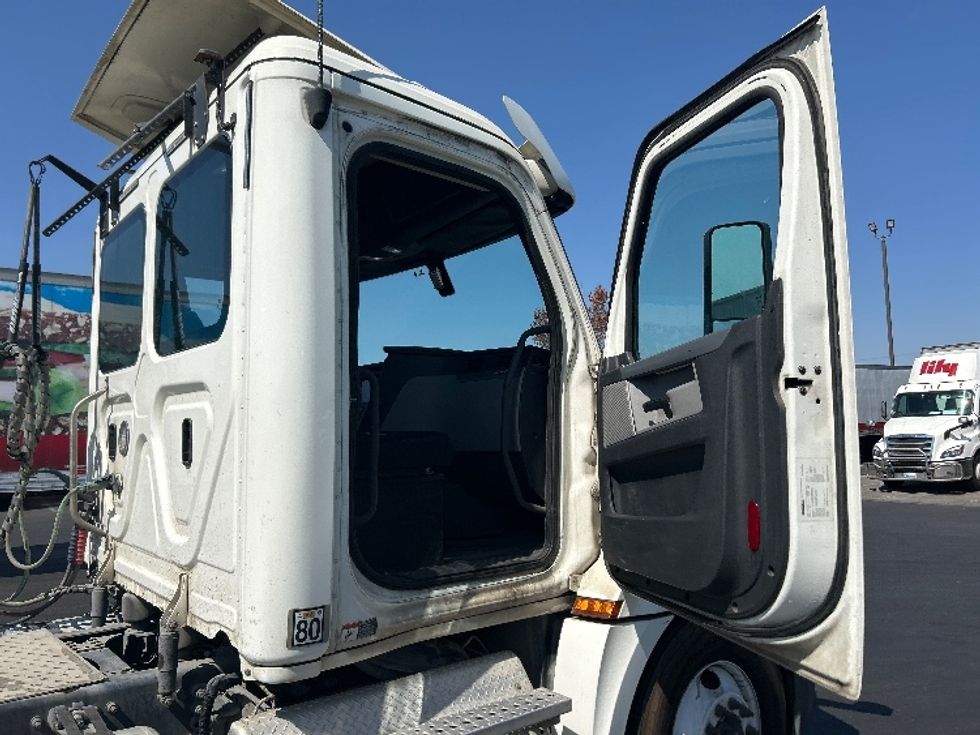 Day Cab Tractor-Heavy Duty Tractors-Freightliner-2019-T12664ST-West Sacramento-CA-346,845\n\t\tmiles-$ 51,000 - Image 12