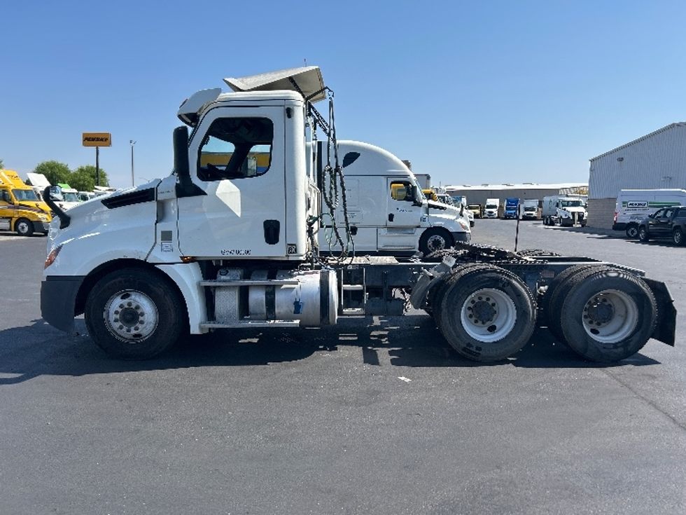 Day Cab Tractor-Heavy Duty Tractors-Freightliner-2019-T12664ST-West Sacramento-CA-346,845\n\t\tmiles-$ 51,000 - Image 4